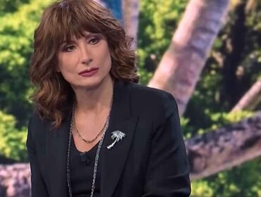 Luxuria insultata per le sue foto in bikini: spunta commento di Benigno