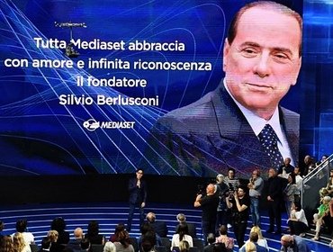 Pier Silvio Berlusconi a Mediaset dopo funerali: sorpresa dei dipendenti (VIDEO)