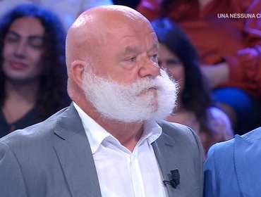Affari Tuoi, Gianluca accetta l'offerta: la storia dei baffoni di Luciano