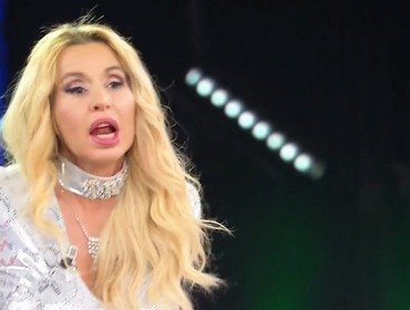 Valeria Marini piange a Ne Vedremo delle Belle e perde la testa: «Non ho bisogno della ribalta»