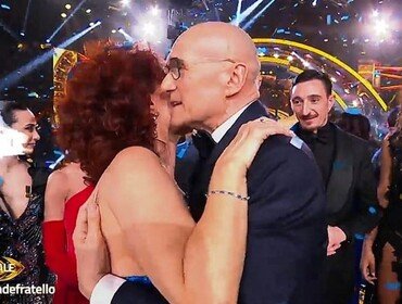 GF, Alfonso Signorini sussurra frase a Beatrice Luzzi: cosa ha detto