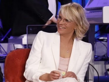 Maria De Filippi e i fiori alla figlia di Costanzo: chi è Camilla