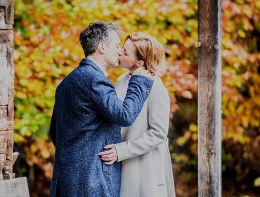 Tempesta d'amore, trame dal 16 al 22 aprile 2023: Robert bacia Cornelia