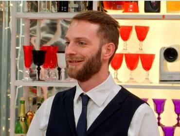 Primo Appuntamento 5 aprile, feeling tra Viktoria e il barman Mauro: 'andiamo al tavolo?'