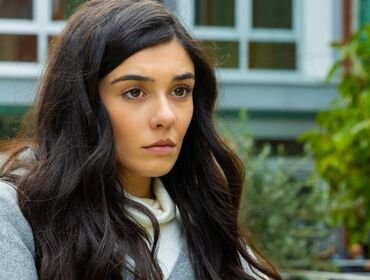 Un Posto al sole, anticipazioni 3 agosto: Rossella riceve una notizia terribile
