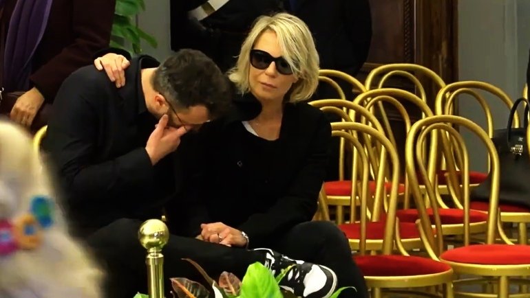 Maria De Filippi e il figlio Gabriele davanti al feretro di Costanzo in lacrime