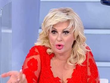 Tina Cipollari rifatta, chirurgo svela: «Ha ancora tanto da fare»