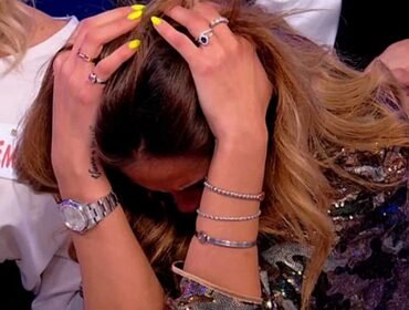 Uomini e Donne, anticipazioni 17 novembre 2022: Ida piange, Carola vuole abbandonare