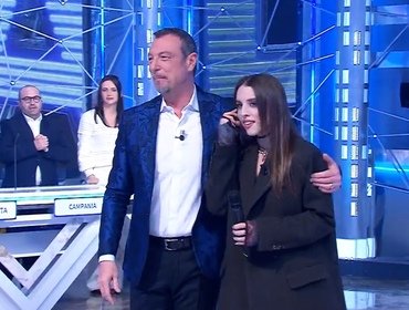 Affari Tuoi, Angelina Mango presa di mira: «Dentro la cenere del papi»