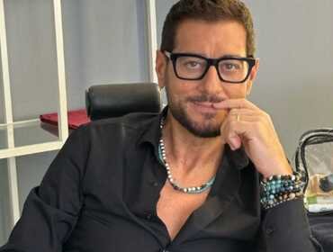 Enrico Papi tradisce la moglie? Baci bollenti con un'altra: ecco chi
