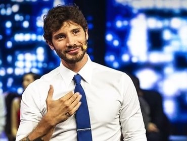 Stefano De Martino fuori da un programma di Rai2: «Mi prendo una pausa»