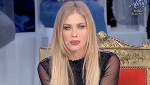 Uomini e Donne, anticipazioni 19-20 aprile: Nicole ha dubbi, Paola furiosa
