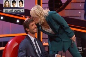 Amici, Stefano De Martino commosso: Maria De Filippi lo bacia