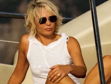 Maria De Filippi ad Ansedonia in vacanza: prima estate senza Costanzo. FOTO