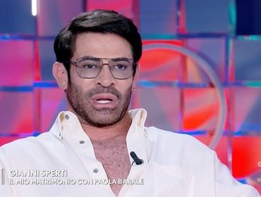 Gianni Sperti contro Paola Barale a Verissimo: «Vuole dire che sono gay»