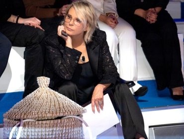 Tailleur Maria De Filippi C'è Posta stasera: vestito, marca e prezzo (esagerato)