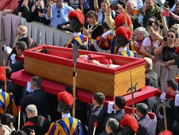 Traslazione Papa Francesco diretta Rai, Mediaset e streaming: variazioni palinsesti