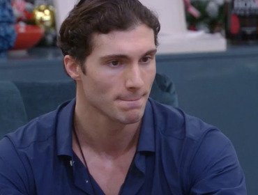 GF, Federico Massaro si butta in piscina vestito: lacrime dopo nomination