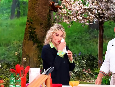 Antonella Clerici piange a È Sempre Mezzogiorno: «Dolore pazzesco» (VIDEO)