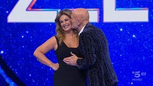 Stasera in TV 18 luglio 2022: Zelig e Zona Bianca