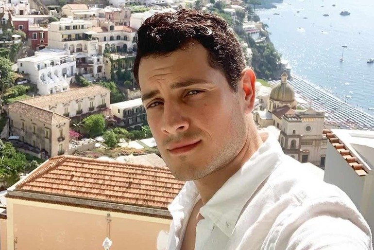 Il Paradiso delle Signore, Emanuel Caserio replica a una fan: 'Ho una timidezza che mi si divora' 