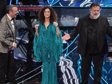 John Travolta sbeffeggiato a Sanremo da Amadeus, Fiorello e Russell Crowe