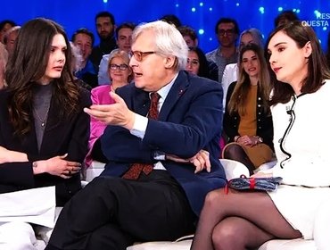 Mara Venier si dissocia da Sgarbi a Domenica In: gaffe e volgarità sulle donne