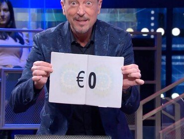 Ascolti TV 5 dicembre, sottotono Soliti Ignoti: Amadeus costretto a ricorrere al passaporto di riserva 