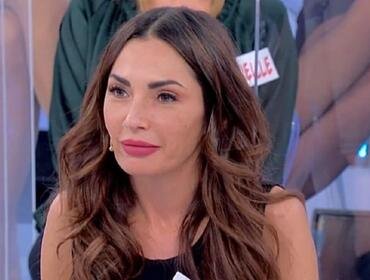 Uomini e Donne, anticipazioni oggi 2 novembre 2022: due rivali si abbracciano