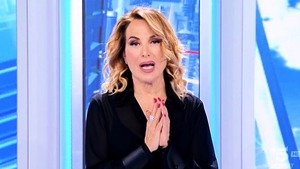 Parla Barbara d'Urso: «Dopo cacciata da Mediaset spariti tutti. Il mio dolore...»