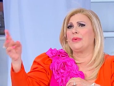 Uomini e Donne, Armando contro Gloria: 'perdete la dignità per un po' di tv'
