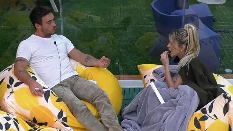 GF Vip, scatta il bacio tra Oriana e Antonino: «Questa vuole sco**re»