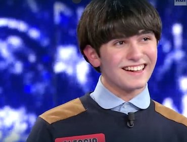 L'Eredità, Alessio serve il poker e ride: 'vola via come un'ape'
