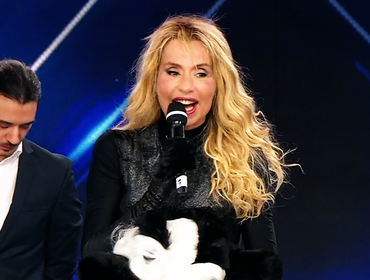 Valeria Marini è Scoiattolo Nero: problemi per Carlucci al Cantante Mascherato