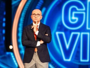 GF Vip 2022 rinviato ad ottobre? Problemi per Signorini e concorrenti