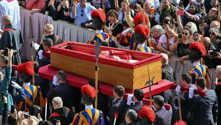 Traslazione Papa Francesco diretta Rai, Mediaset e streaming: variazioni palinsesti
