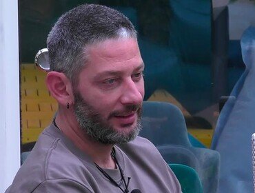 GF Vip, Edoardo Tavassi balla sulla sedia e cade: ecco come sta (VIDEO)