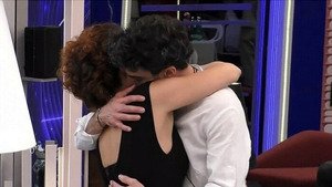 Beatrice Luzzi e Garibaldi: scatta il bacio nella notte al GF (video)