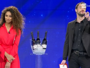 L'eredità, il professore Andrea scherza con Flavio Insinna: 'Sei un boomer'