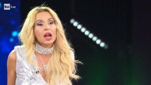 Valeria Marini piange a Ne Vedremo delle Belle e perde la testa: «Non ho bisogno della ribalta»