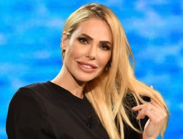 Ilary Blasi via dall'Isola dei Famosi? Guadagni folli e «Berlusconi scontento»