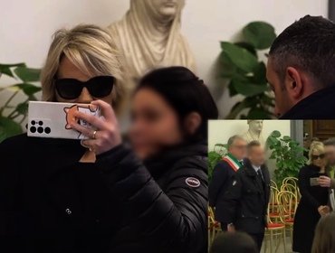 Maria De Filippi, chiesti selfie alla camera ardente di Costanzo: «Vergogna»