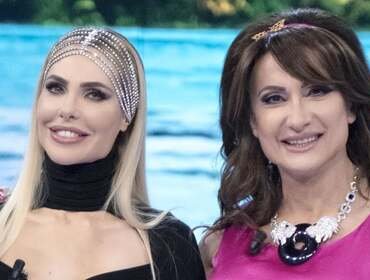 Ilary Blasi su Vladimir Luxuria all'Isola dei Famosi: «Come li illumino io»