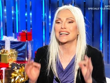 Anna Oxa a Domenica In: l'intervista divide, Venier svela pregiudizi beceri