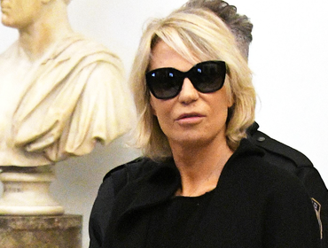 Selfie con Maria De Filippi davanti bara Costanzo: ragazzo rompe il silenzio