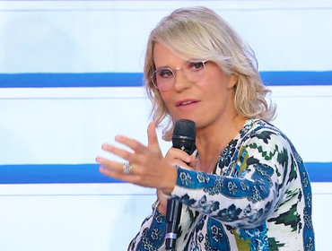 Maria De Filippi caccia corteggiatore: è caos a Uomini e Donne