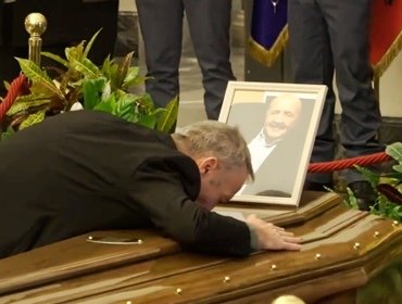 Pierluigi Diaco piange Costanzo: «Era il mio papà». Lacrime per Mara Venier