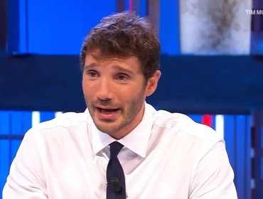 Affari Tuoi si allunga? Stefano De Martino in prima serata su Rai1