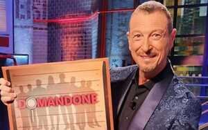 Ascolti TV 18 gennaio, bene Soliti Ignoti in replica con Claudio Santamaria