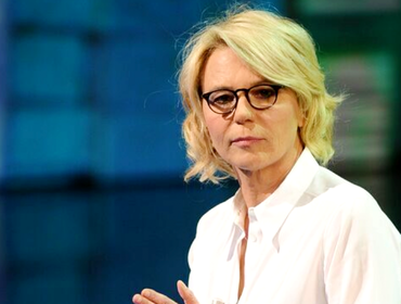 Maria De Filippi irriconoscibile in vacanza: sfottò social (FOTO)